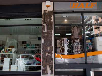 L�ultima tappa del nostro viaggio � in via Abate Gimma 91, dove una scultura dai colori scuri � abbarbicata su un pilastro della parete